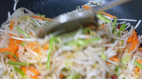 清炒胡萝卜拌绿豆芽最好吃做法,胡萝卜炒绿豆芽的做法