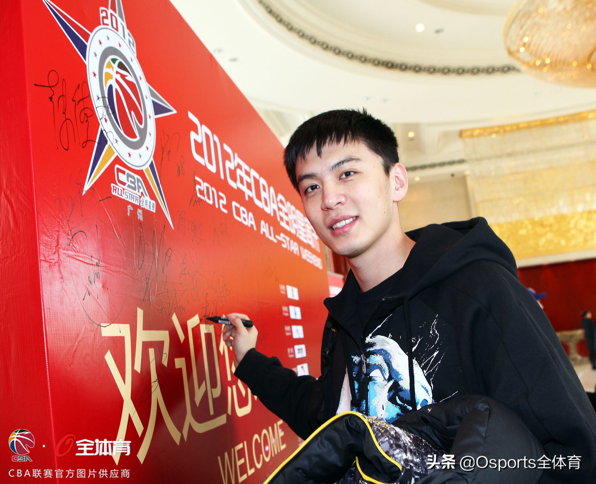 cba教练杨鸣为啥不能站起来,cba儒雅教练杨鸣名场面