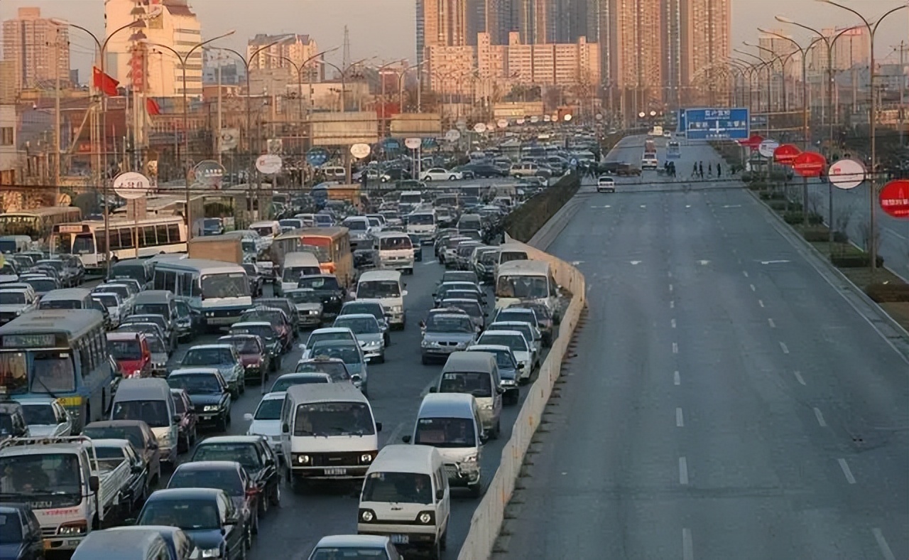 我国14亿人口，为啥汽车突然卖不动了？老百姓和专家同时说出实情