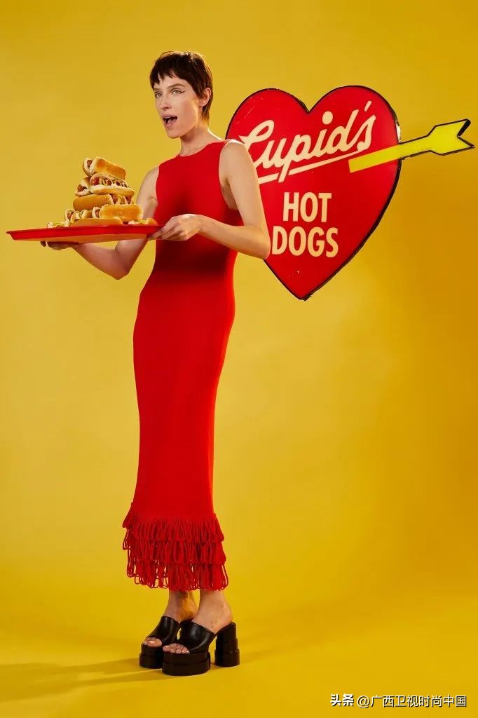 快过年了还是穿红色喜庆点,快过年了买件红色的衣服