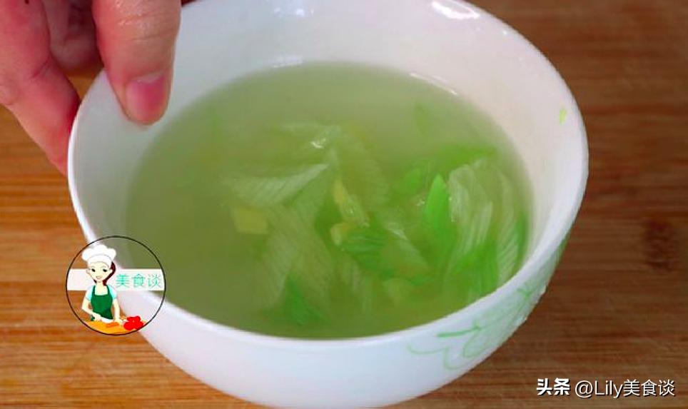 清蒸鲈鱼时最忌用盐和料酒腌制,清蒸鲈鱼时放盐和料酒都不对