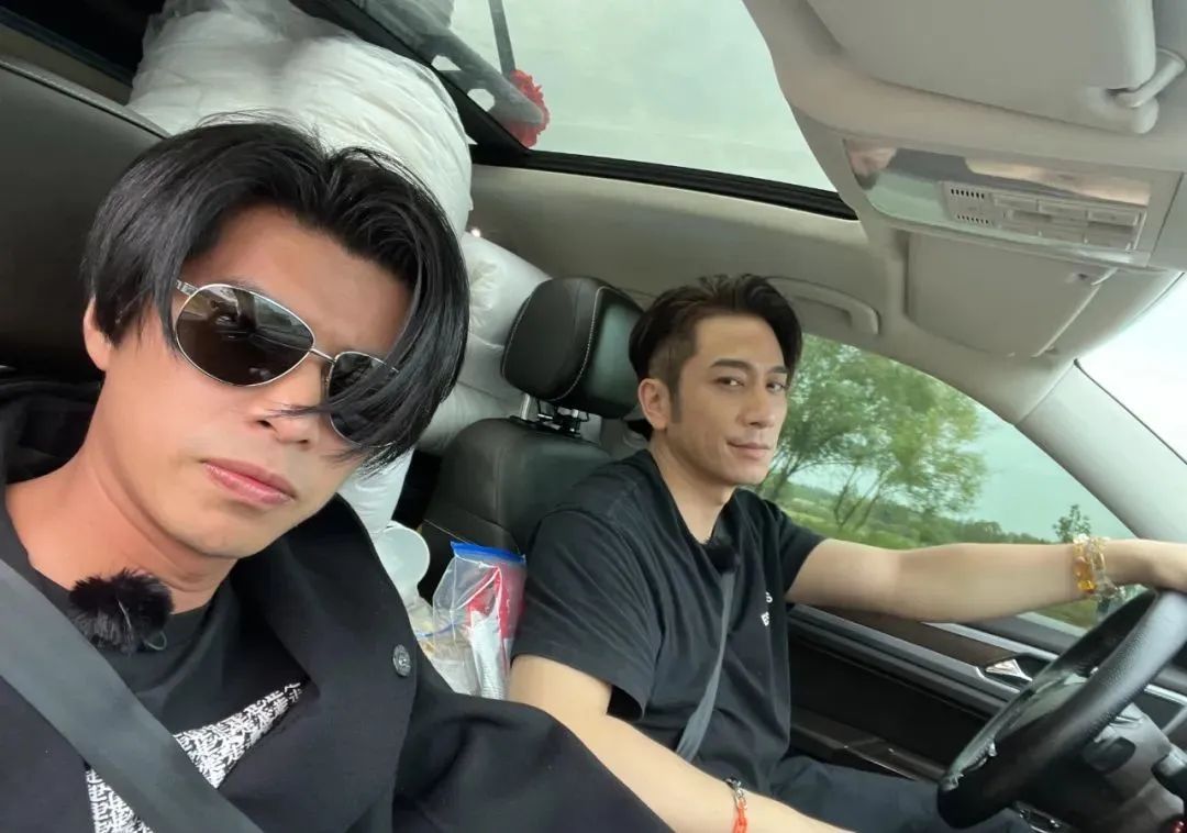 五条人主唱：没读过大学自称知识分子，想在台上穿发光鞋跳广场舞