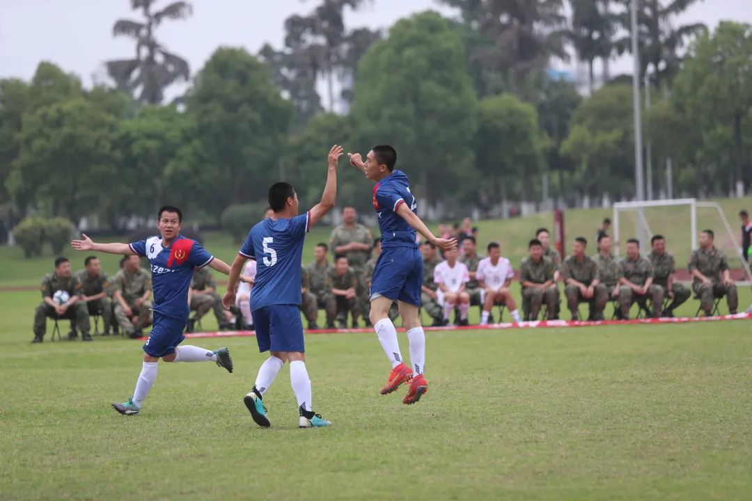 一组镜头，看看夏日军营的别样青春