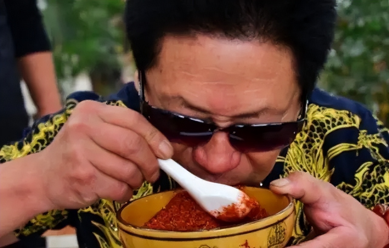 中国辣王李永志挑战最辣辣椒,辣王李永志每天5斤辣椒配白酒