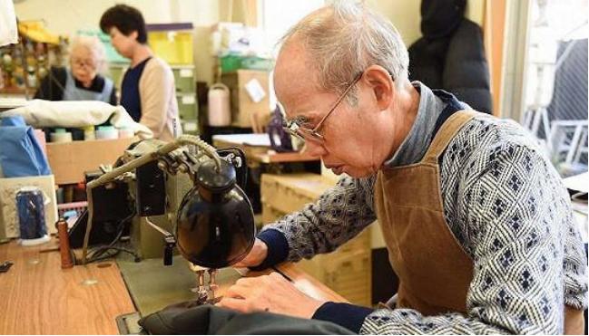 日本人口老龄化有多严重？1/4老人65岁还上班，白发苍苍仍不退休