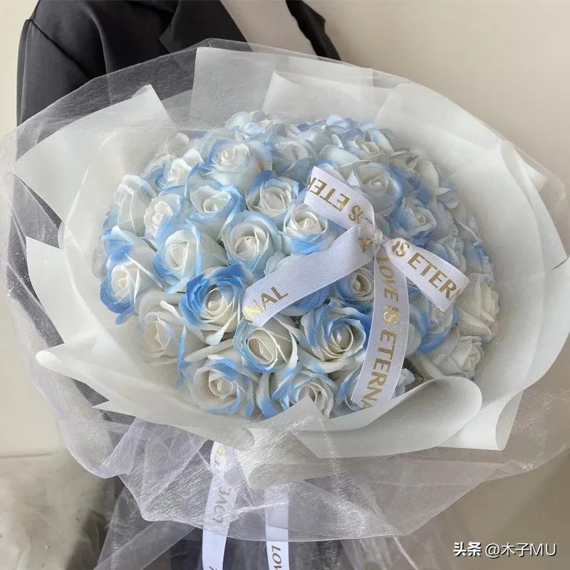 圣诞节送碎冰蓝玫瑰的花语,11朵蓝玫瑰的花语是什么呢