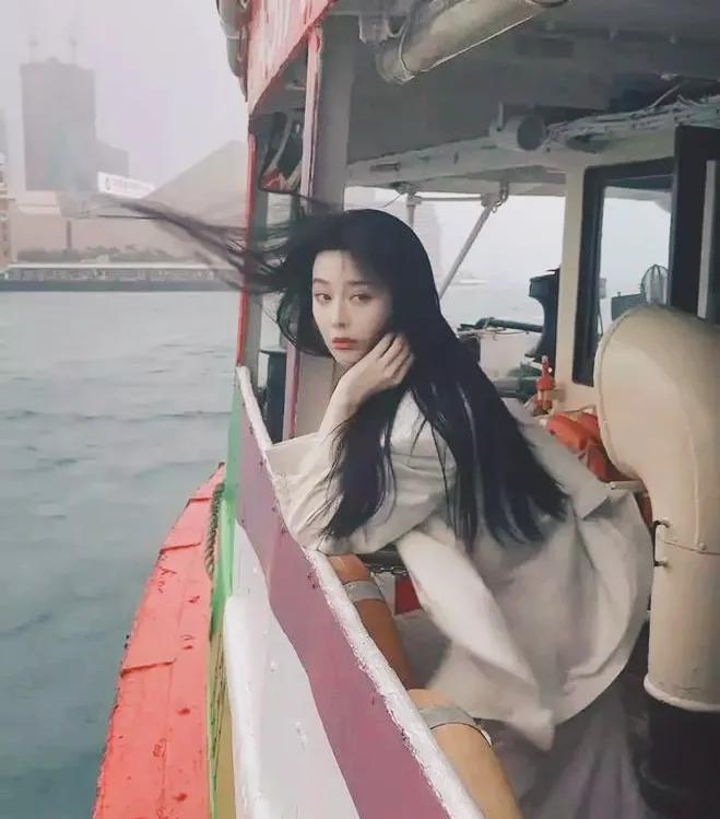 范冰冰巴黎时装周新街拍曝光,范冰冰巴黎时装周路人视角