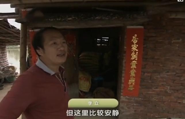 2013年，男孩与蟒蛇同居8年，蟒蛇趁人不注意跑到邻居女孩床上