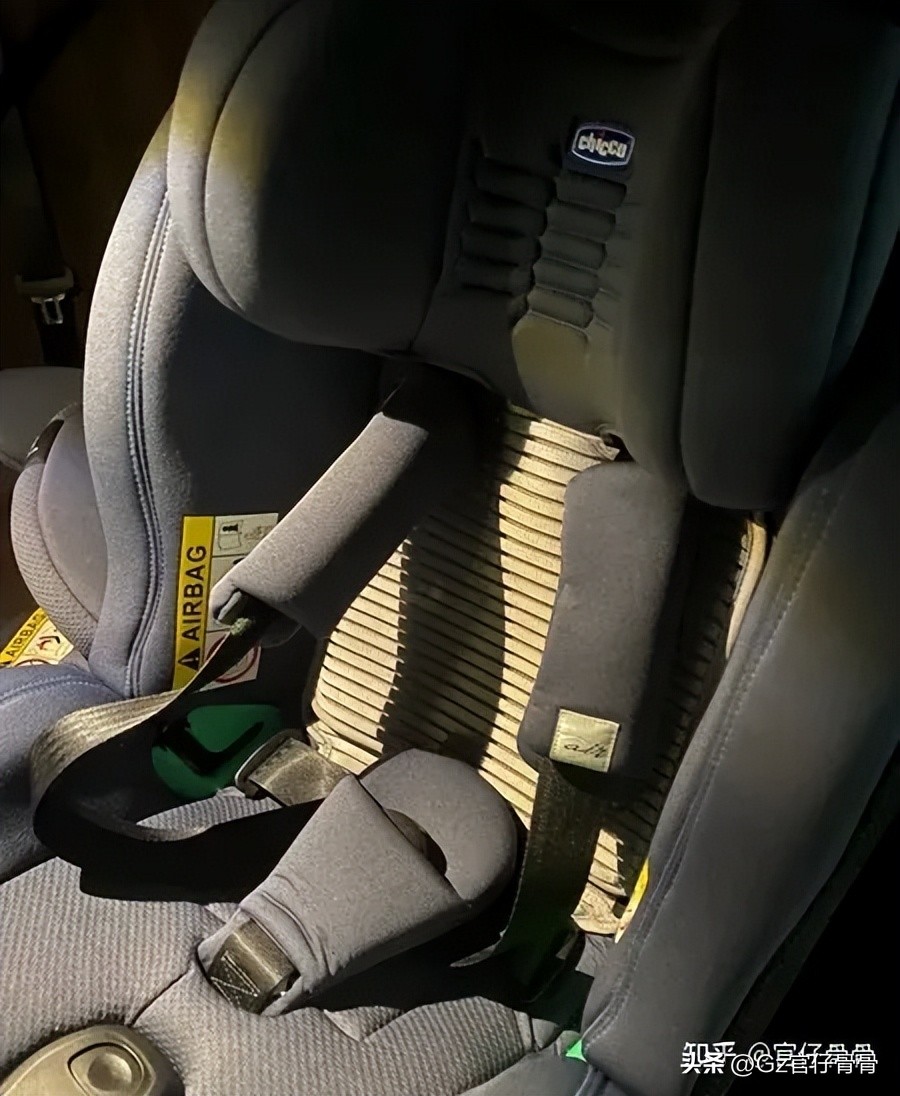 刚出生的小孩能坐汽车安全座椅吗,一出生就可以坐安全座椅吗