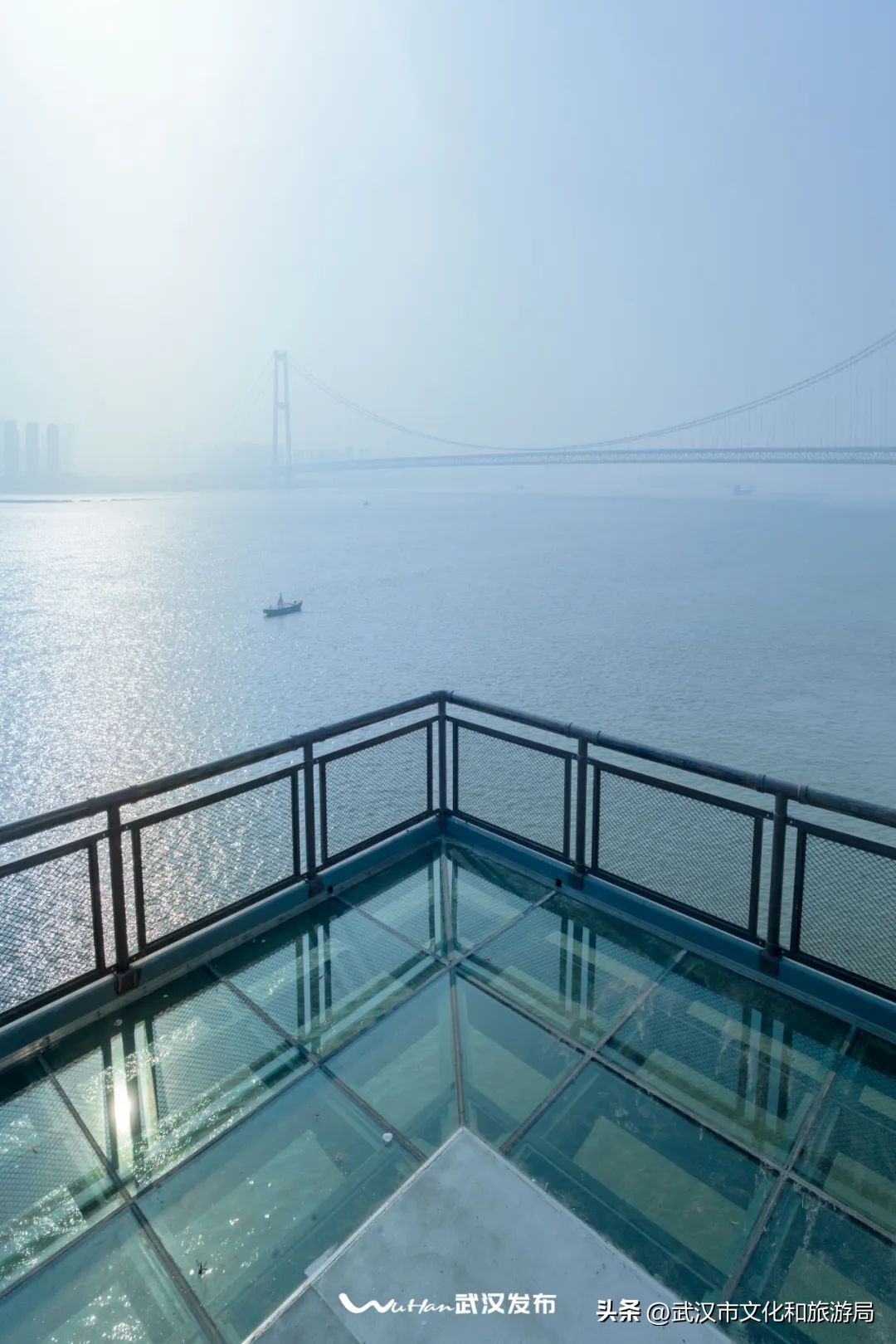 汉口江滩上新太阳能座椅,最近的江滩