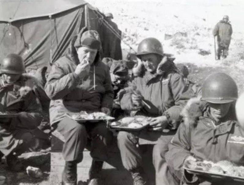 志愿军吃美军留下的菠萝罐头,中国志愿军缴获美军午餐肉罐头