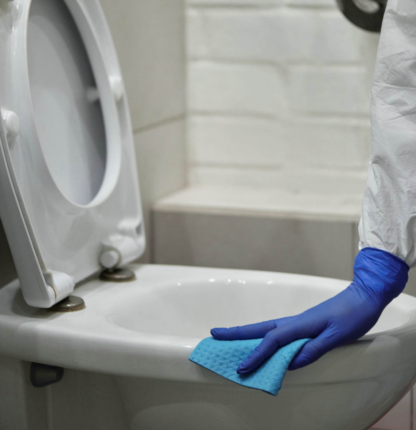 大便带血错当痔疮！肠镜下“摘”掉草莓大小息肉