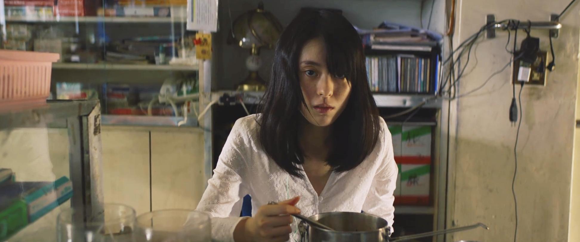 弑亲、卖肉、*拍偷**，尺度爆表，如此生猛的华语片，惊到我了