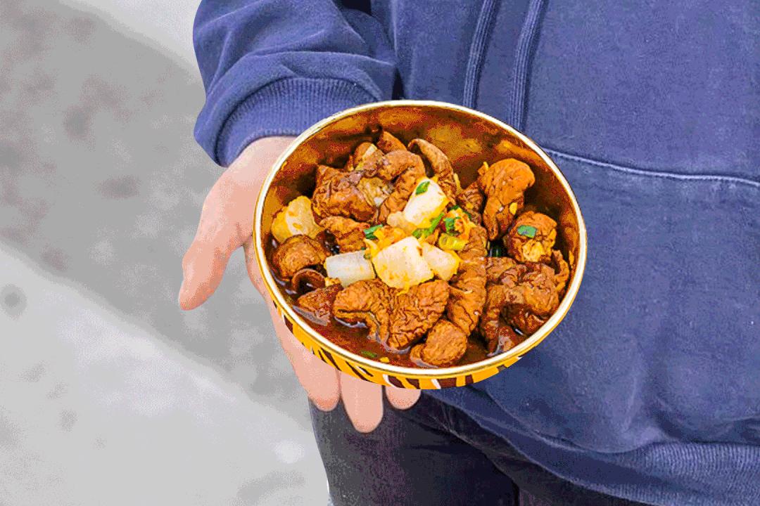 被套头了，「炸卤虎皮肥肠王」来了