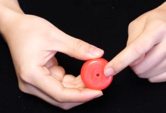 塑料瓶开一个小孔放入一个气球,塑料瓶里面套个气球