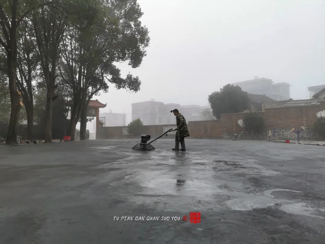 为了打村BA，湖南郴州沙坪村村民自己建了一个灯光篮球场