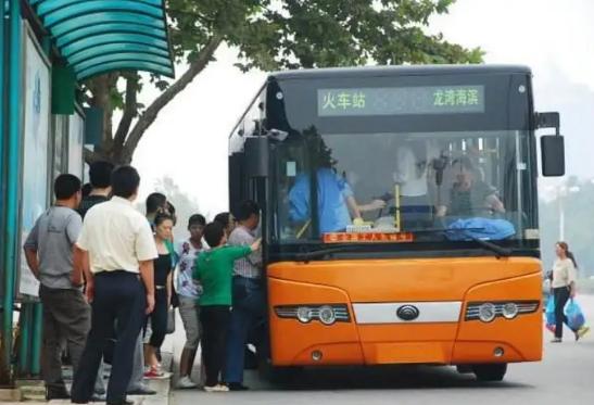 为什么公交车收取费用不一样,公交车收费1.5元起合理吗