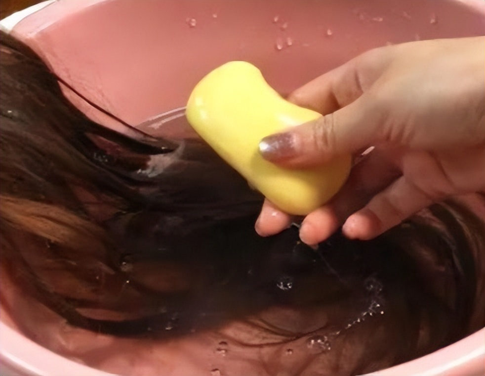 一女子坚持上海药皂洗头半年,一女子坚持硫磺皂洗头半年生发