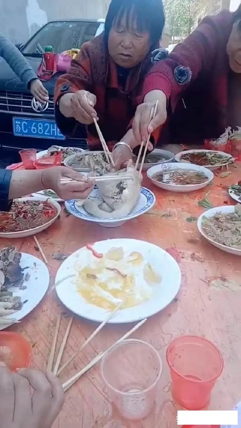 下雪天摔跤容易摔倒哪,下雪地上好滑大家注意安全