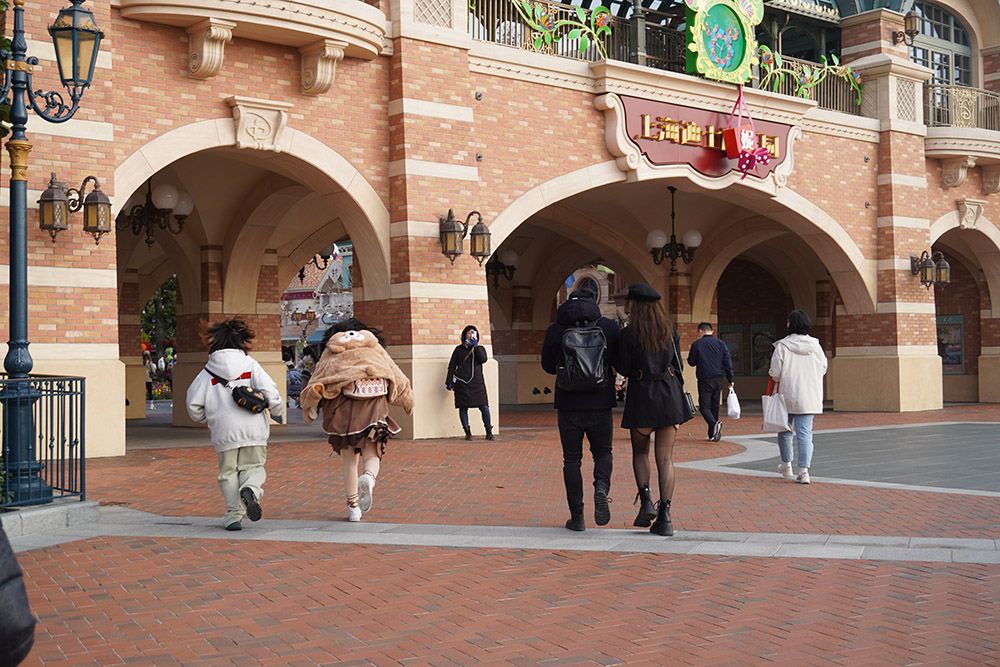 排队5小时、互动2分钟，与玲娜贝儿拥抱背后