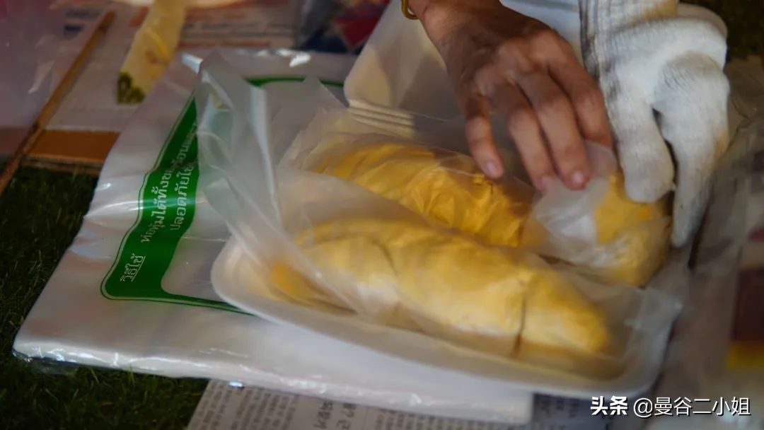 还吃啥榴莲自助?来泰国路边摊吃榴莲,100块钱管饱