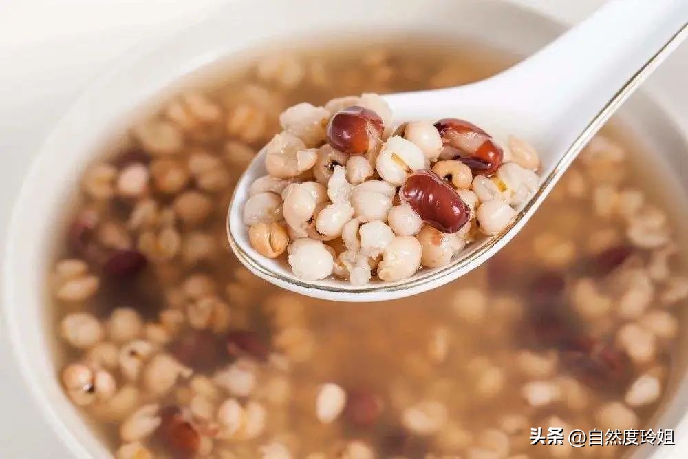 手脚突然起小水泡很痒怎么办,手脚一到夏天就起水泡