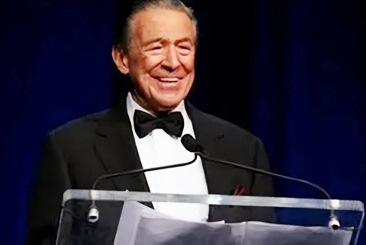 1986年，美国记者采访*小平邓**，看到他抽烟问道：能给我一支吗？