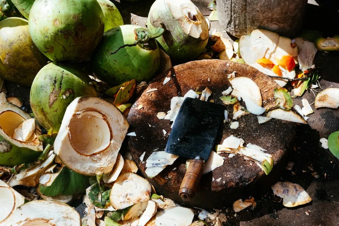 早餐烤乳猪，海鲜论盆卖？这座海岛小城舒坦得有点离谱了