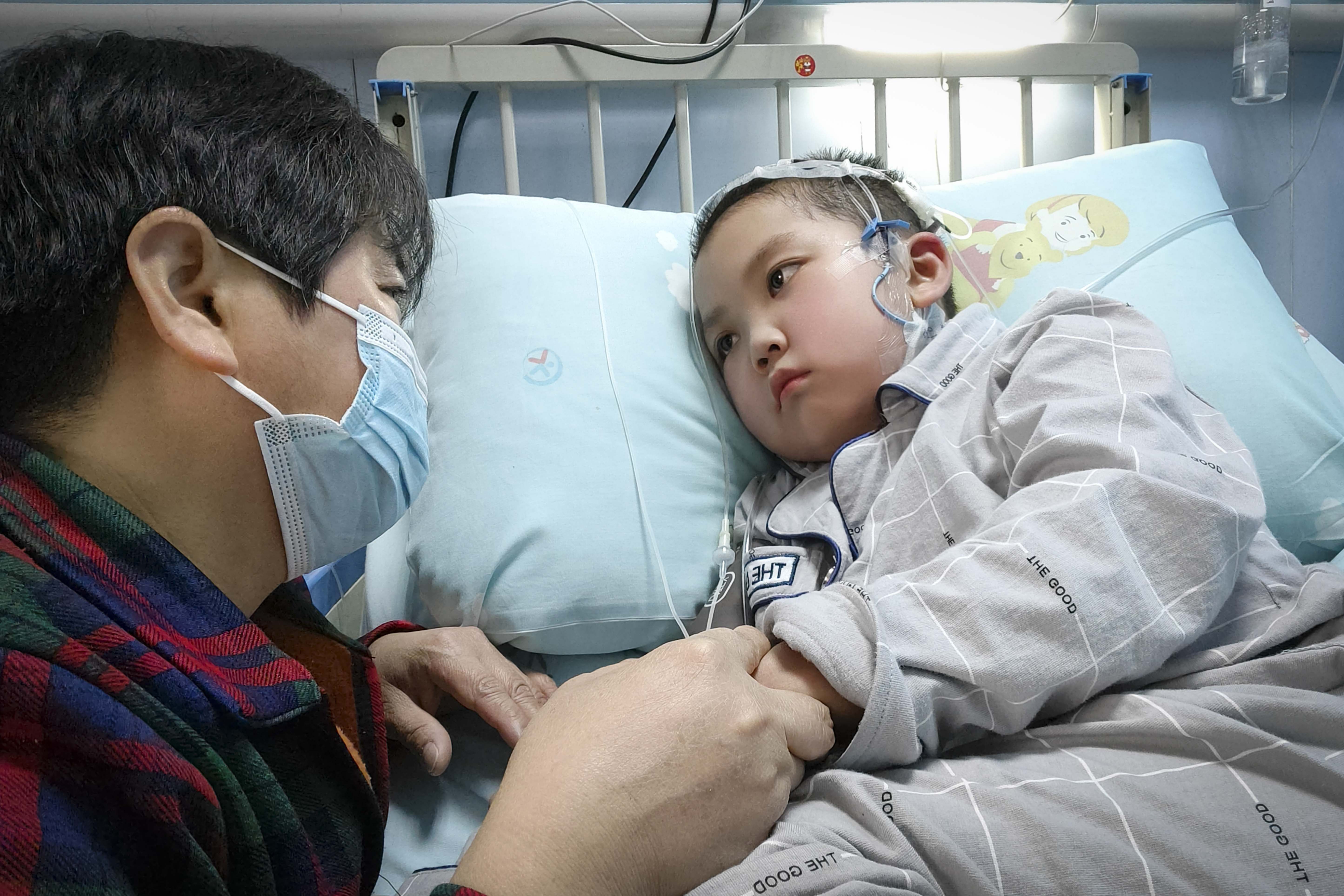 小男孩得了怪病肚子又大又圆,男孩患罕见病肚子大