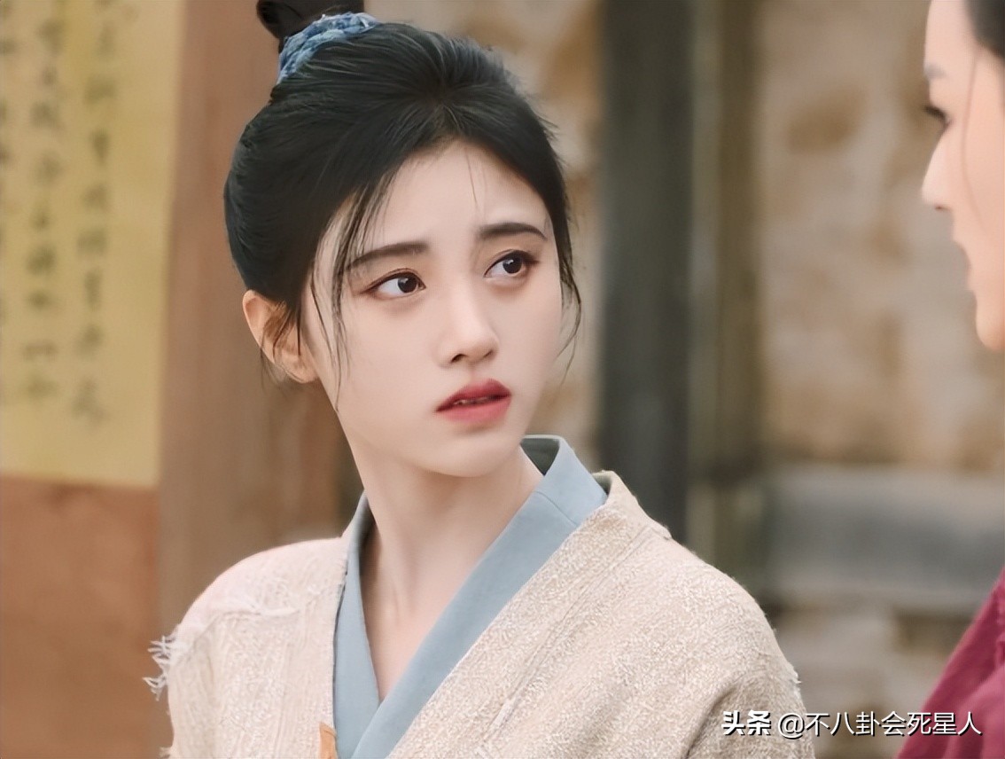 鞠婧祎8大离谱妆容：吐血不敢弄花半永久妆，守丧也要浓妆涂红唇