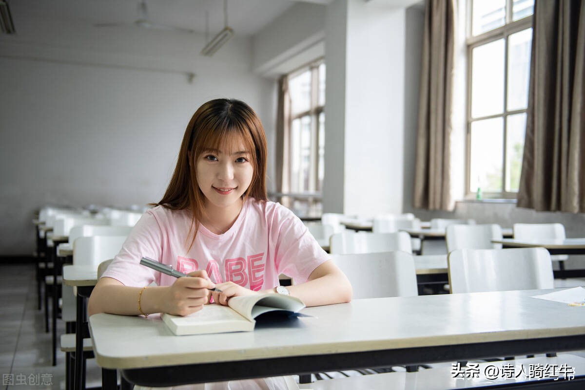 语文教师风采墙个人简介,计算机教师风采墙个人简介