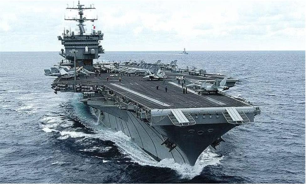 笼罩在烟雾里的巨人，中国*草烟**总公司，一年税费养活中国*队军**