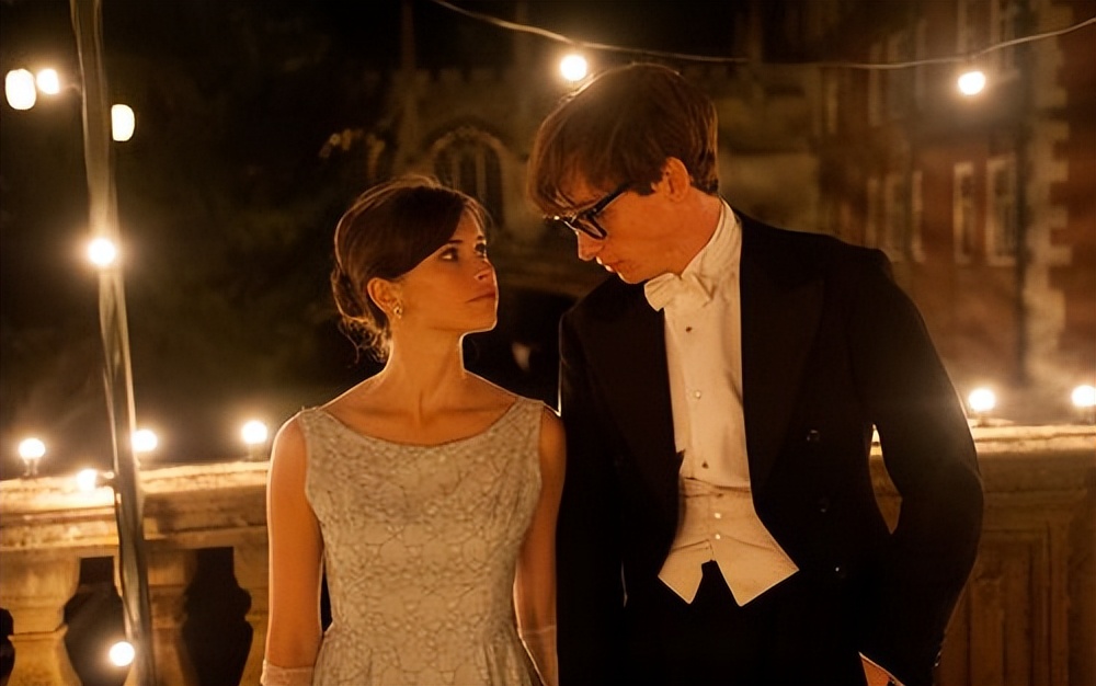 电影《万物理论》，运用空间构图手法，讲述霍金的爱情故事