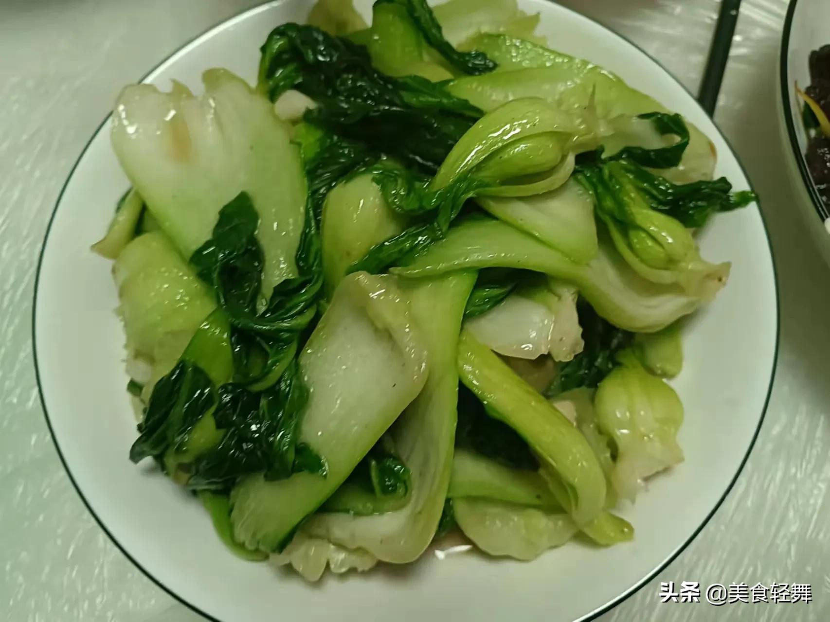 去女友家拜年，妈妈做了13道菜，男友却没敢动筷，网友：太不讲究