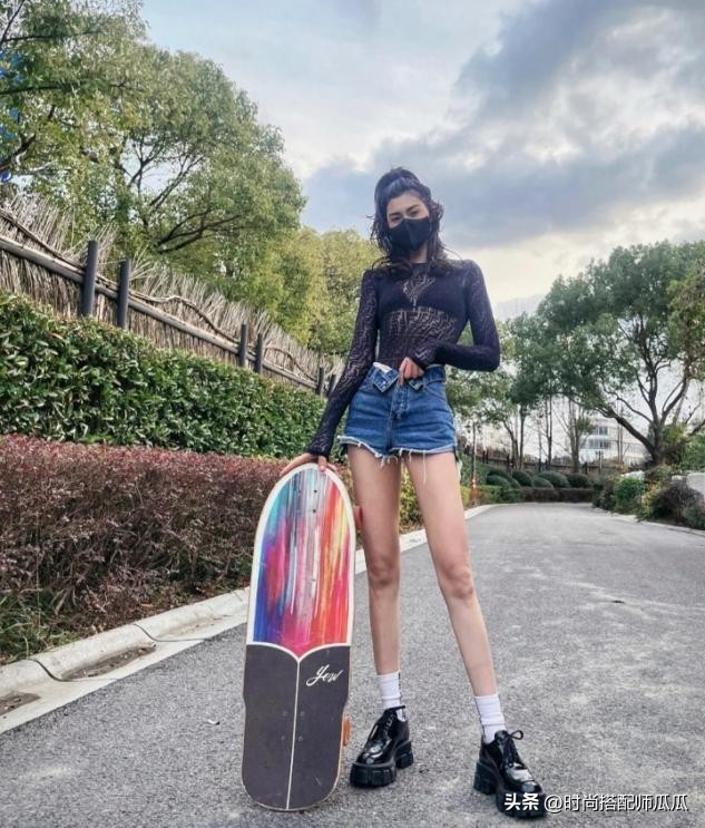 扔掉你的小白鞋吧,过时了!满街都是“乐福鞋+短袜”,特洋气