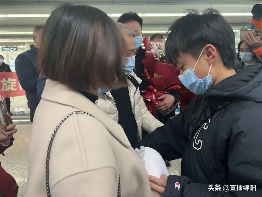 女足国脚张琳艳回乡,中国女足张琳艳回家乡获奖