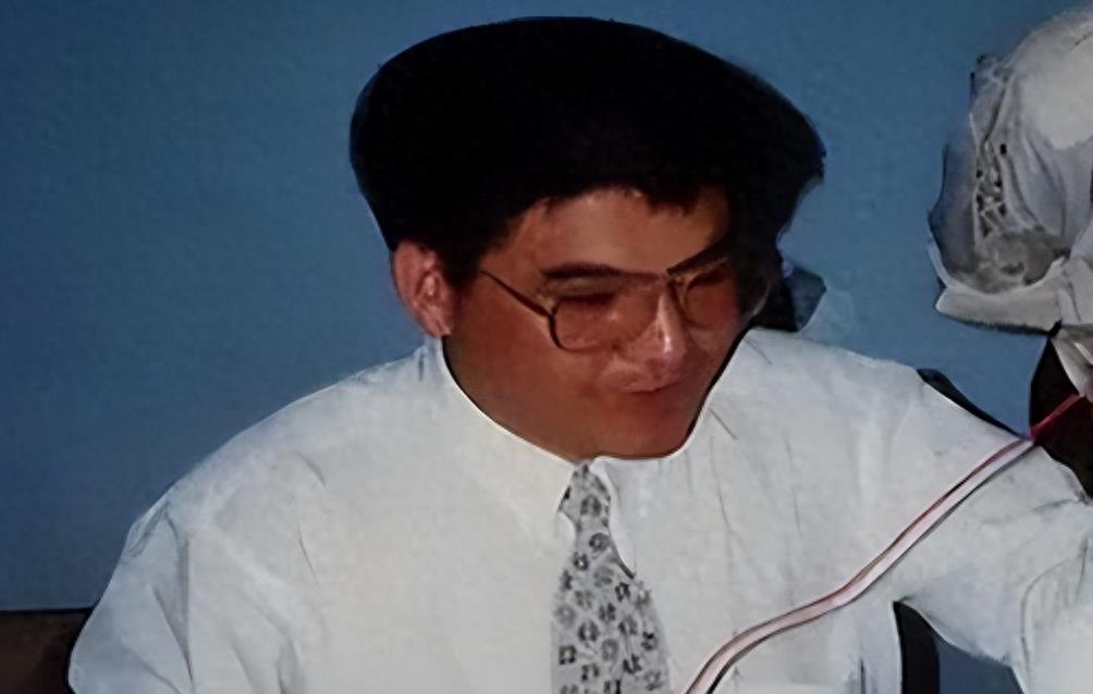 他把现金堆成山，高调捐款20亿后“消失”，如今出现在家种地？