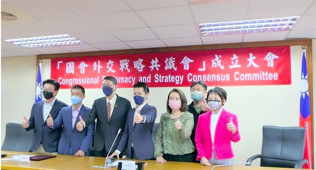 *独台**双面人何志伟的历史，父母是绿营*官高**，在大陆开银行狂吸金