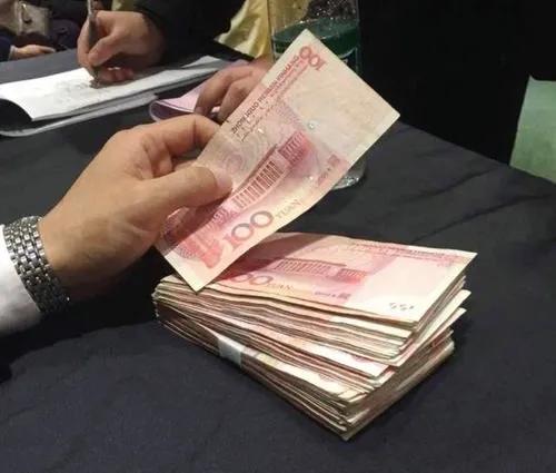 使用现金支付利于哪些公司,使用现金还是手机支付