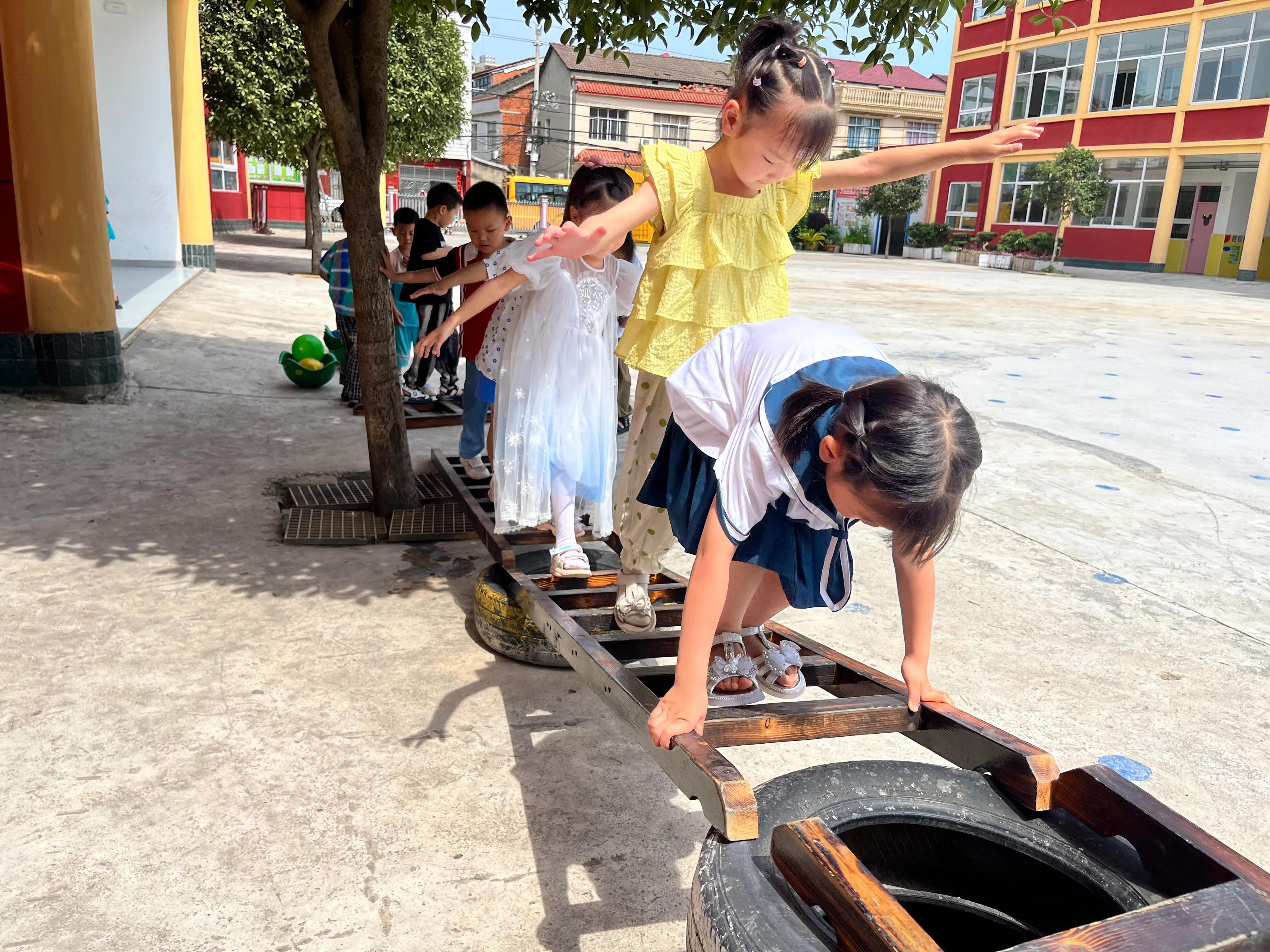 幼儿园室内趣味彩虹布游戏,老虎出洞幼儿园户外游戏