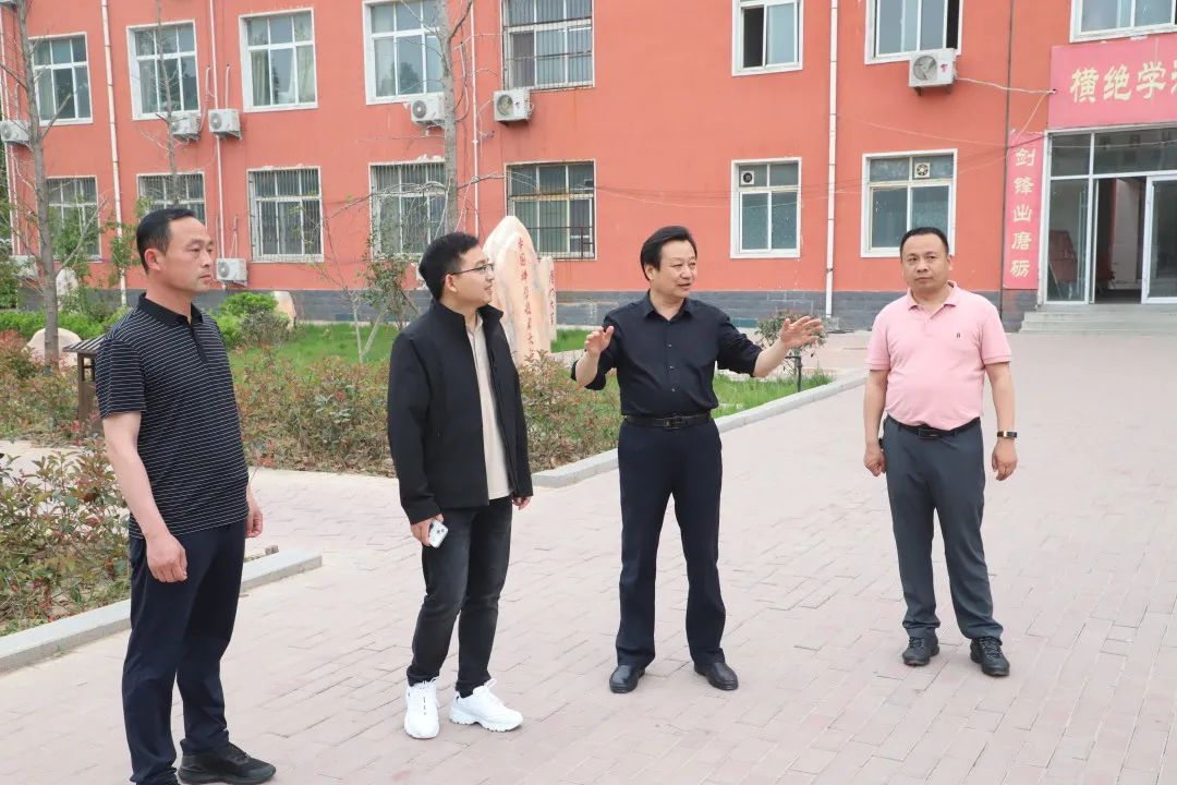 范县一中96级优秀校友著名励志专家房善朝来范县一中参观