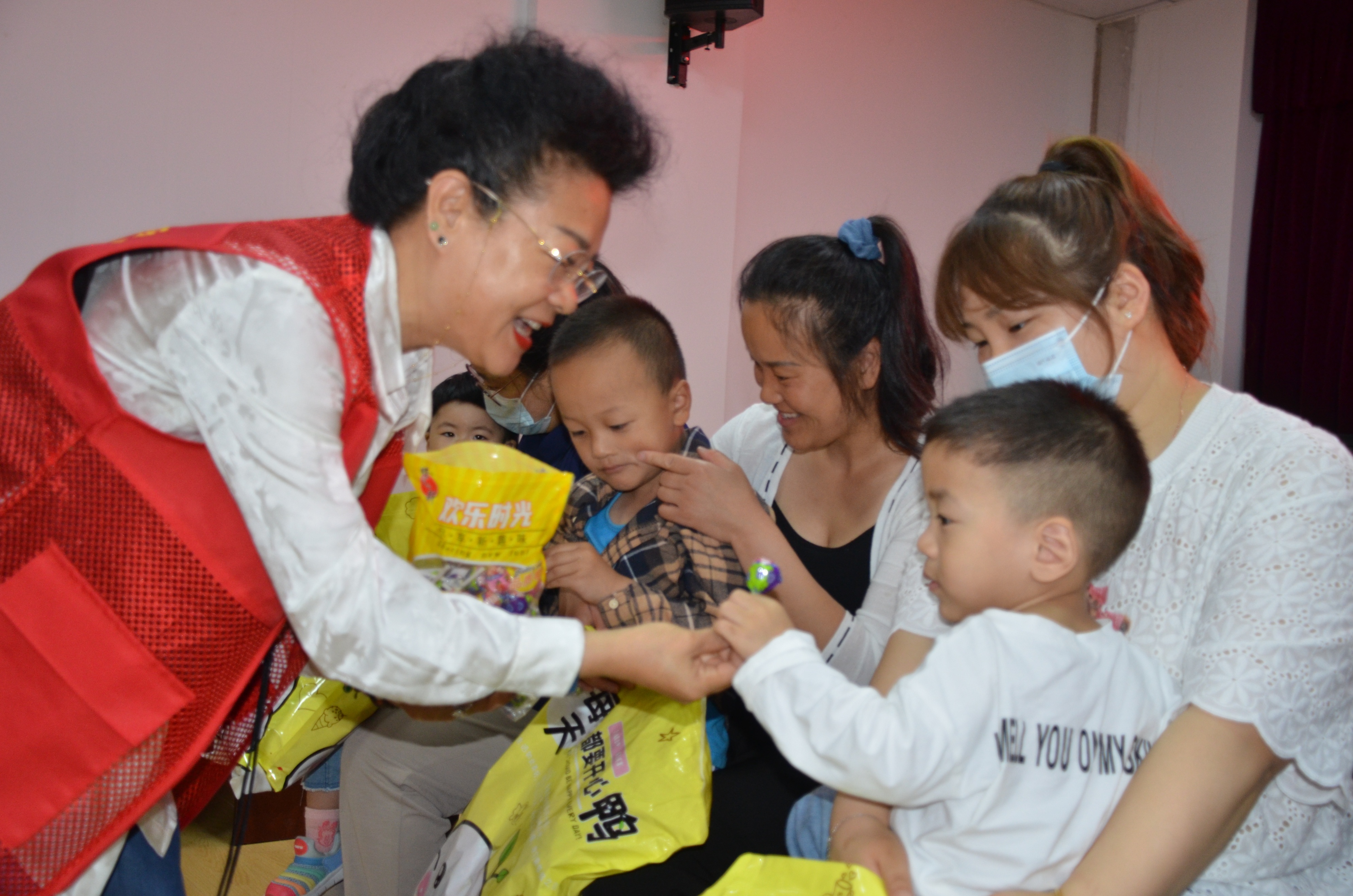 爱心慰问残疾儿童,爱心人士慰问残疾人困难户