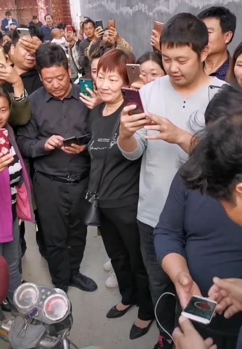 大衣哥出门被粉丝围了,大衣哥被堵门完整版