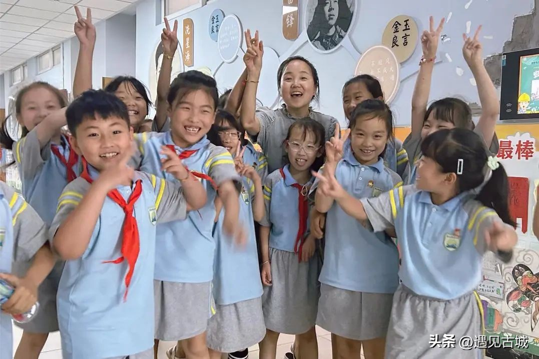 锦旗传谢意师爱暖人心师大御小有温度教育！