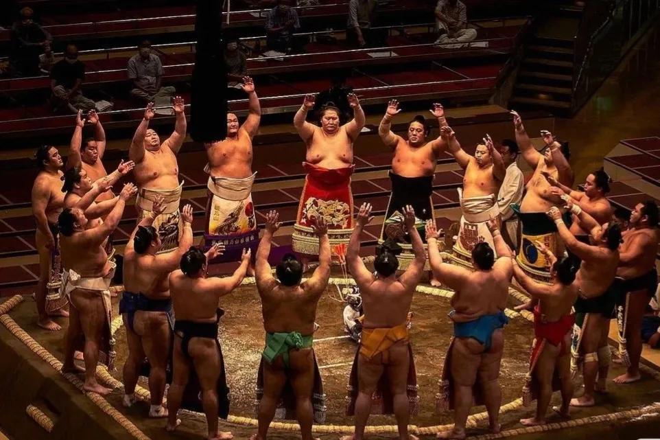 为什么日本人如此尊敬天皇,为何日本推崇相扑