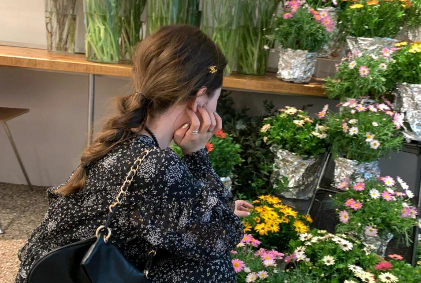 婆婆和老公背着我，半夜在厨房啃猪蹄，我气得摔了他们的碗和锅