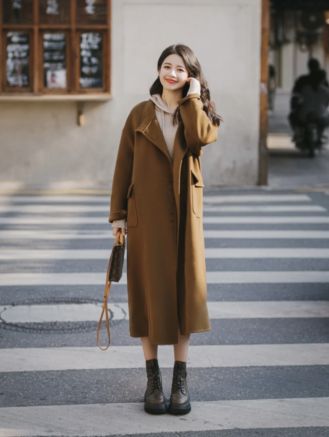 棕色的鞋子棕色大衣怎么搭配衣服,棕色大衣的穿搭技巧