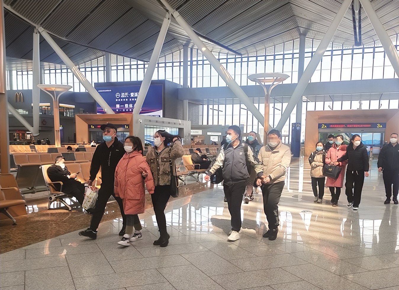 靠着两款*款贷**APP，他竟从无业青年“摇身一变”成身家千万“老板”……