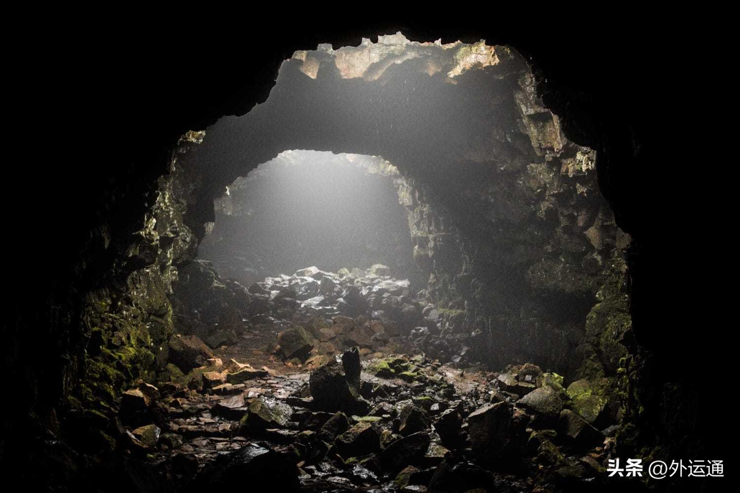 被困在洞穴里面的人,被困在洞穴里的男人