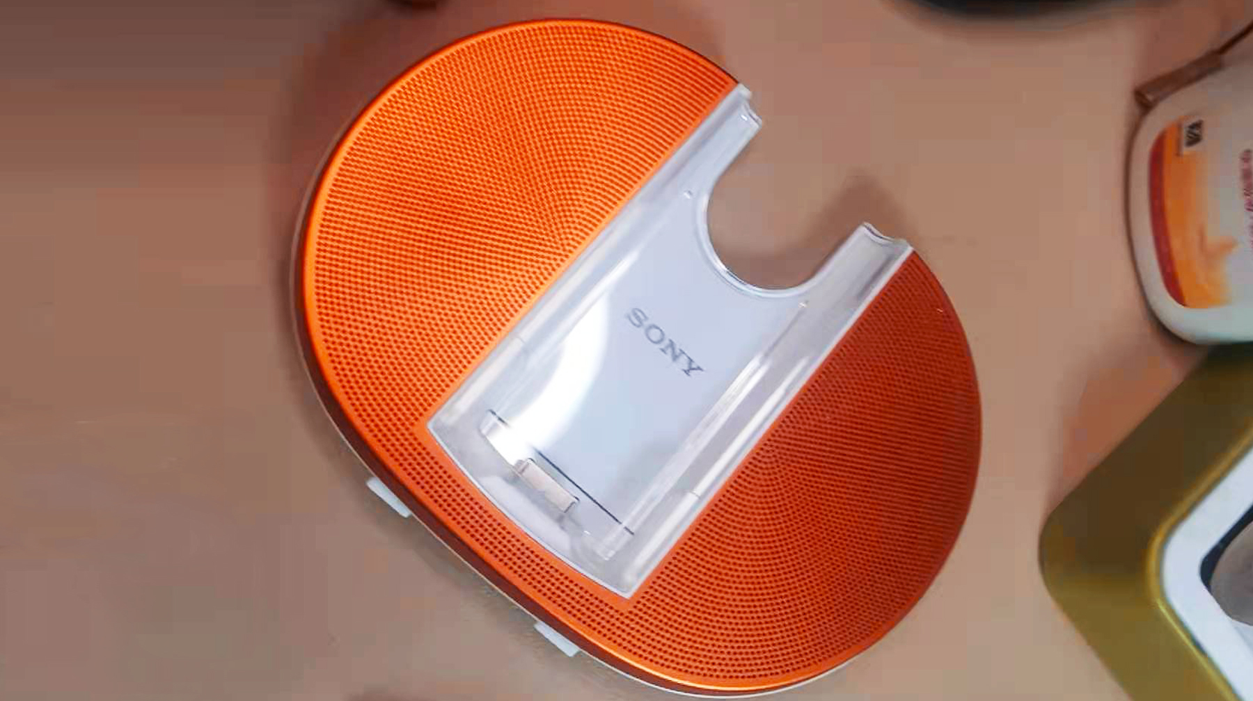 中间凹进去的音箱,中间镂空音箱